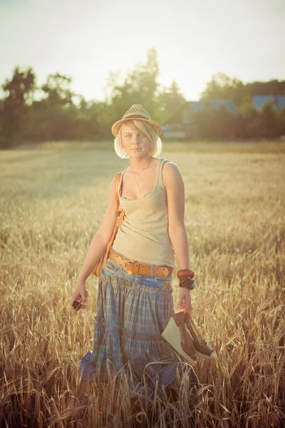 Immagine di una giovane donna sul campo di grano — Foto Stock