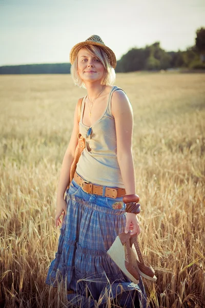 Wizerunek młodej kobiety na polu pszenicy — Zdjęcie stockowe