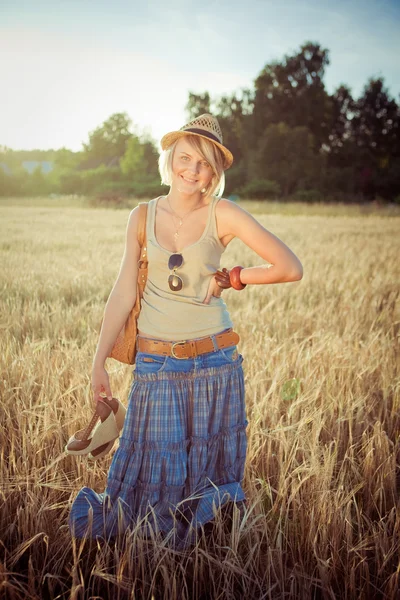 Imagem da jovem mulher no campo de trigo — Fotografia de Stock