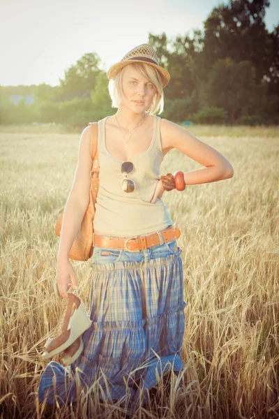 Image d'une jeune femme sur un champ de blé — Photo