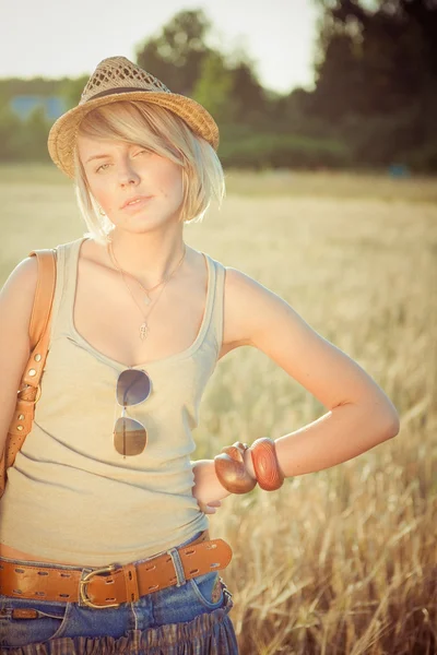 Imagem da jovem mulher no campo de trigo — Fotografia de Stock