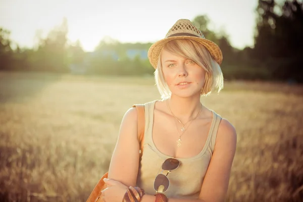 Image d'une jeune femme sur un champ de blé — Photo