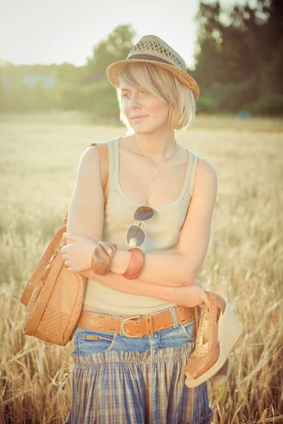 Imagen de una joven en el campo de trigo — Foto de Stock