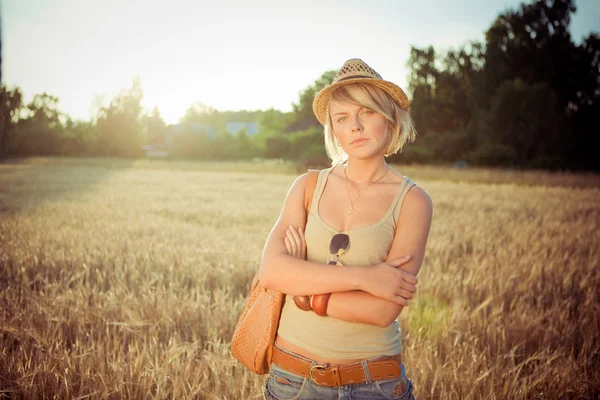 Bild einer jungen Frau auf einem Weizenfeld — Stockfoto