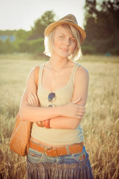 Image d'une jeune femme sur un champ de blé — Photo