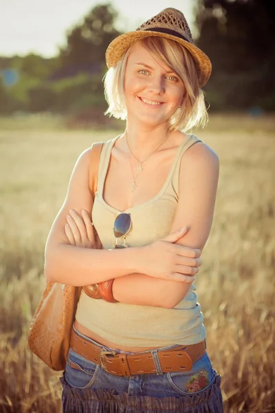 Image d'une jeune femme sur un champ de blé — Photo