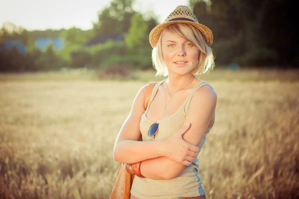 Image d'une jeune femme sur un champ de blé — Photo