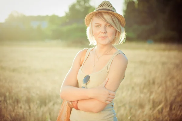 Bild einer jungen Frau auf einem Weizenfeld — Stockfoto