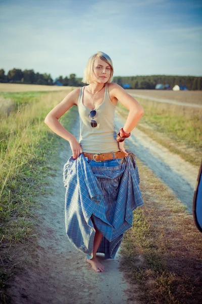 Imagem da jovem mulher na estrada — Fotografia de Stock