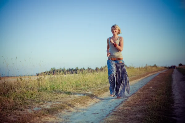 Image de jeune femme sur la route — Photo