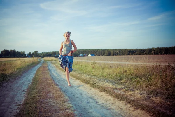 Bilden av ung kvinna på väg — Stockfoto