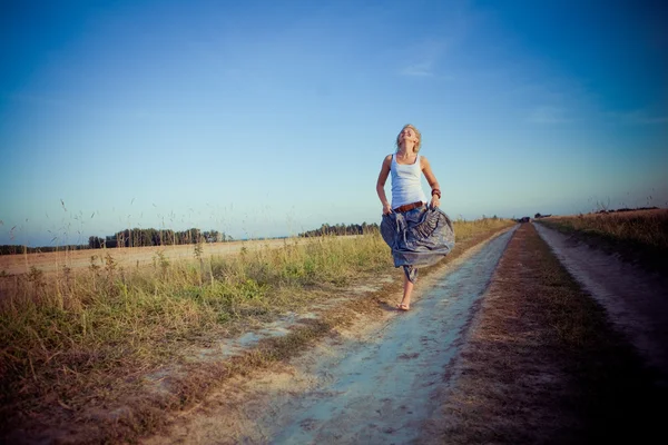 Yolda genç kadın resim — Stok fotoğraf