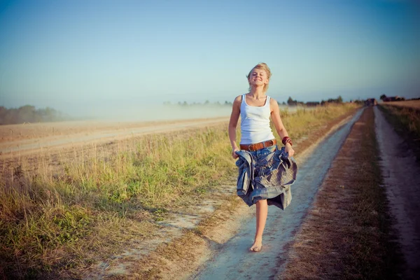 Bilden av ung kvinna på väg — Stockfoto