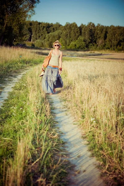 Bilden av ung kvinna på väg — Stockfoto