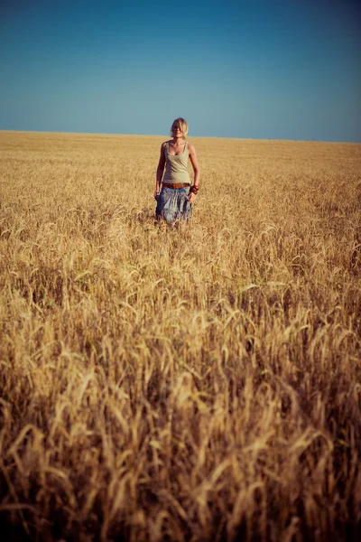 Imagem da jovem mulher no campo de trigo — Fotografia de Stock