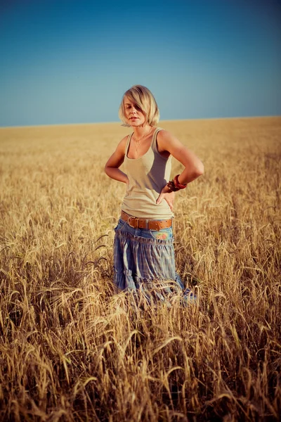Image d'une jeune femme sur un champ de blé — Photo