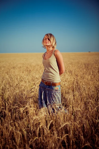 Imagem da jovem mulher no campo de trigo — Fotografia de Stock