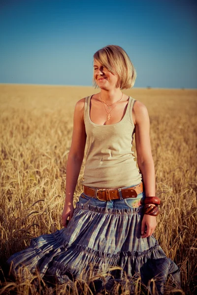 Imagen de una joven en el campo de trigo —  Fotos de Stock