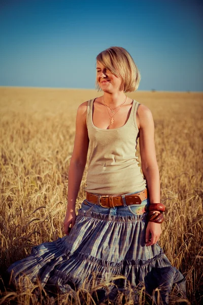 Imagem da jovem mulher no campo de trigo — Fotografia de Stock