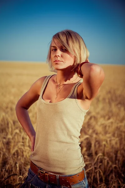 Immagine di una giovane donna sul campo di grano — Foto Stock