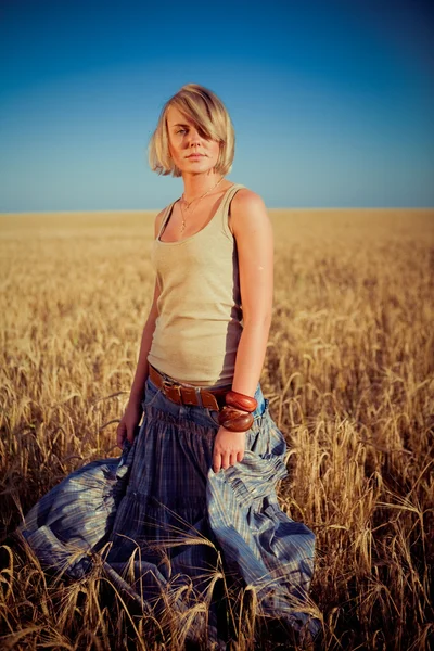 밀밭에 젊은 여자의 이미지 — 스톡 사진