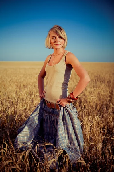 Image d'une jeune femme sur un champ de blé — Photo