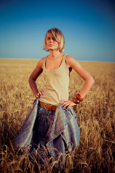 Image d'une jeune femme sur un champ de blé — Photo