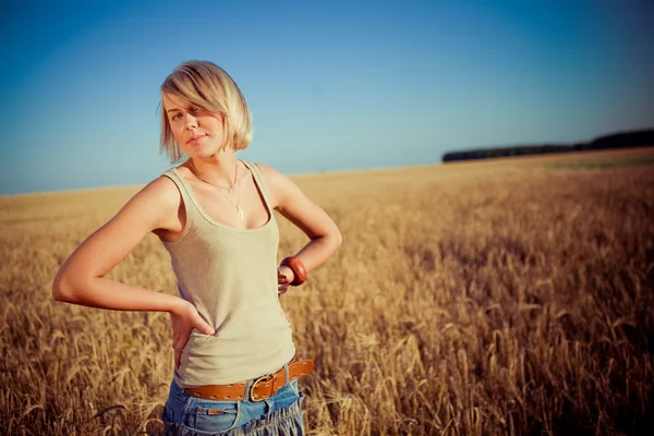 Immagine di una giovane donna sul campo di grano — Foto Stock