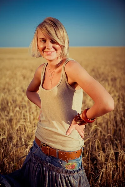 Imagen de una joven en el campo de trigo — Foto de Stock