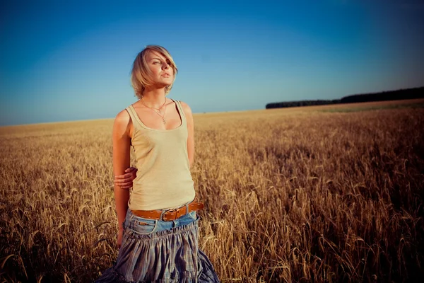 麦畑で若い女性のイメージ — ストック写真