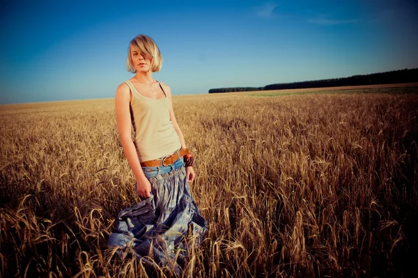 Buğday alanında genç kadın resim — Stok fotoğraf
