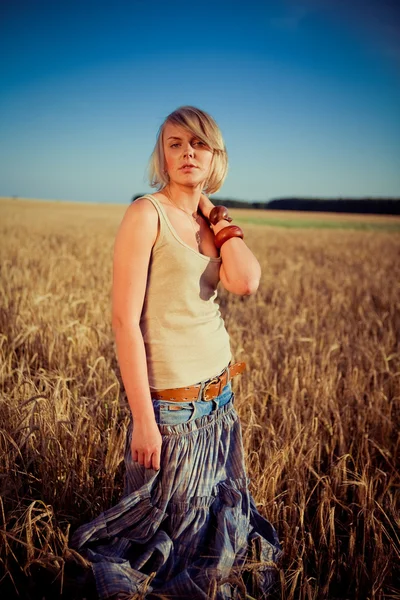 Obraz mladé ženy na pšeničné pole — Stock fotografie