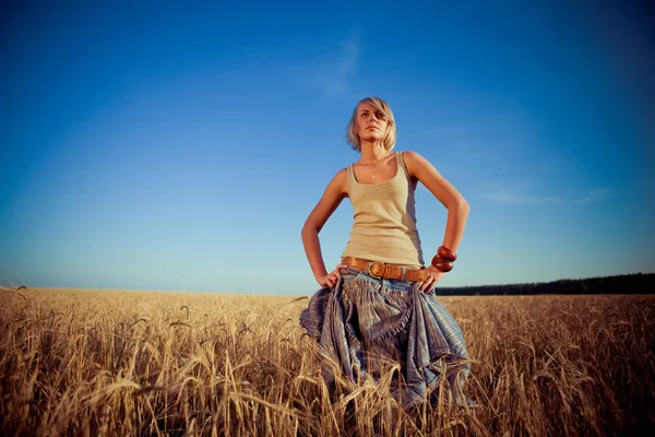 Imagen de una joven en el campo de trigo — Foto de Stock