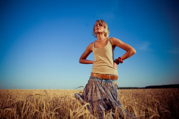 Imagem da jovem mulher no campo de trigo — Fotografia de Stock