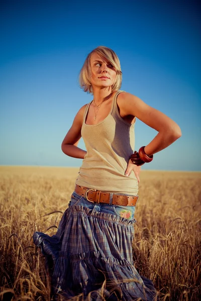Imagem da jovem mulher no campo de trigo — Fotografia de Stock