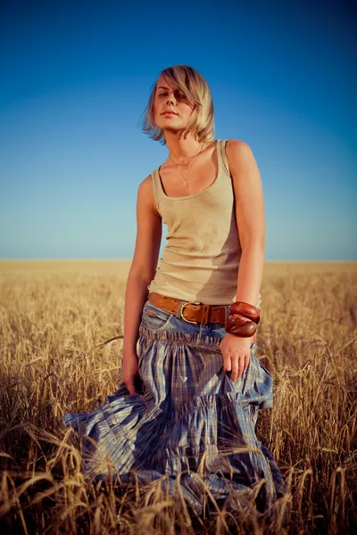 Bild einer jungen Frau auf einem Weizenfeld — Stockfoto