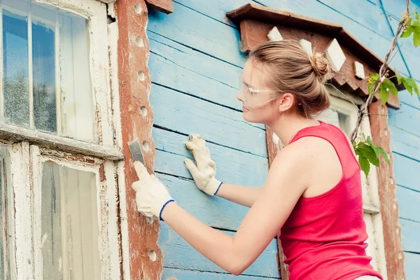 Portrait of smiling young woman making cosmetic alterations of house — Stock Photo, Image