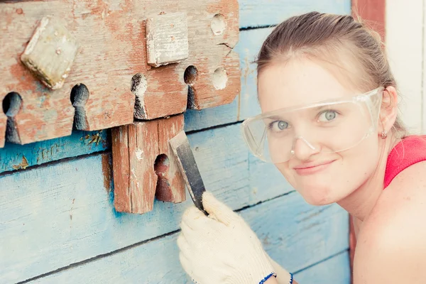 Ev kozmetik değişiklikler yapma gülümseyen genç kadın portresi — Stok fotoğraf