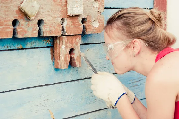 Portrait of smiling young woman making cosmetic alterations of house — Stock Photo, Image