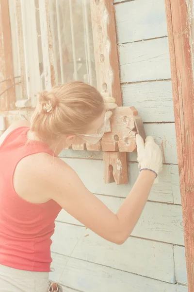 Portrait of smiling young woman making cosmetic alterations of house — Stock Photo, Image
