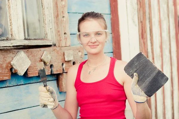 Portrét smějící se mladé ženy dělat kosmetické úpravy domu — Stock fotografie