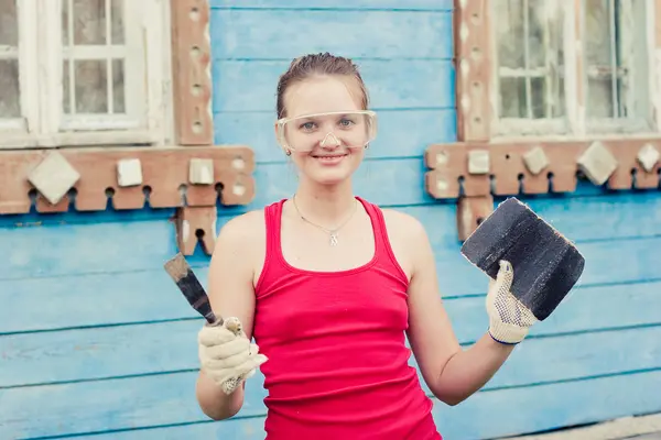 Retrato de sorrir jovem mulher fazendo alterações cosméticas da casa — Fotografia de Stock