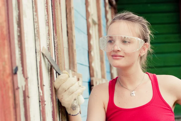 Portrait de jeune femme souriante faisant des modifications cosmétiques de la maison — Photo