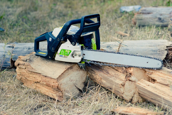 Цепная пила крупным планом
