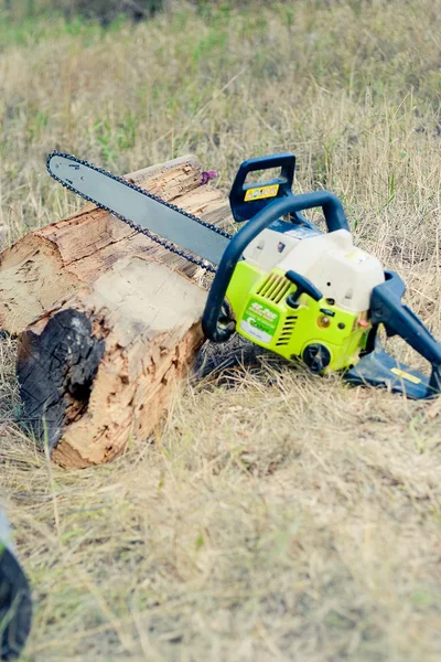 Close up chain saw on log — Stock Photo, Image