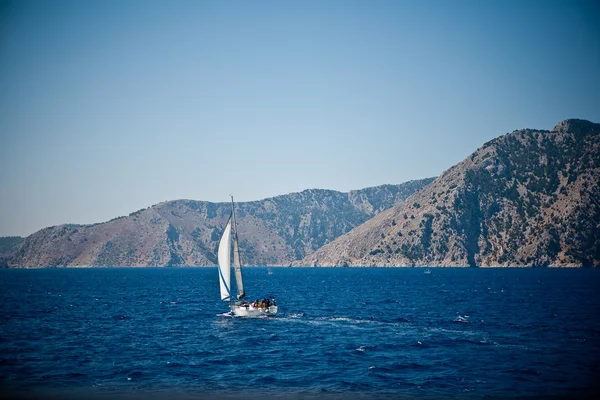 bir ada turkuaz deniz manzarası