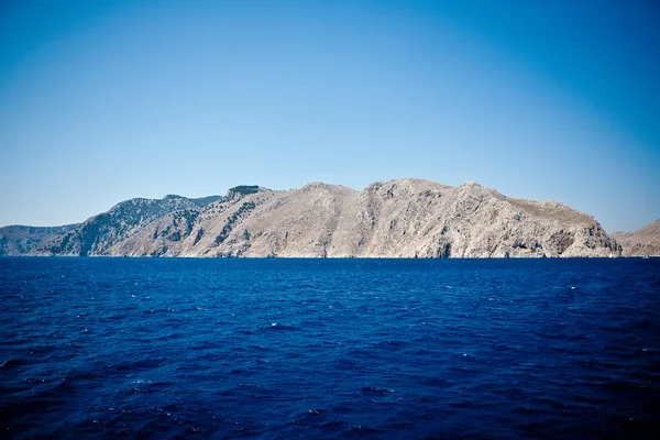 Il paesaggio marino turchese con un'isola — Foto Stock