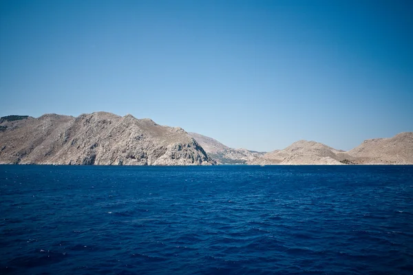 Бірюзовий морський пейзаж з островом — стокове фото