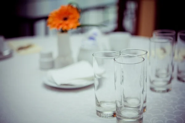 Prázdné sklenice v restauraci — Stock fotografie