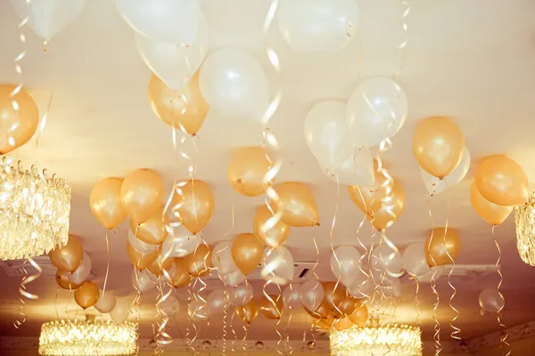 Vitt och guld party ballonger Stockbild